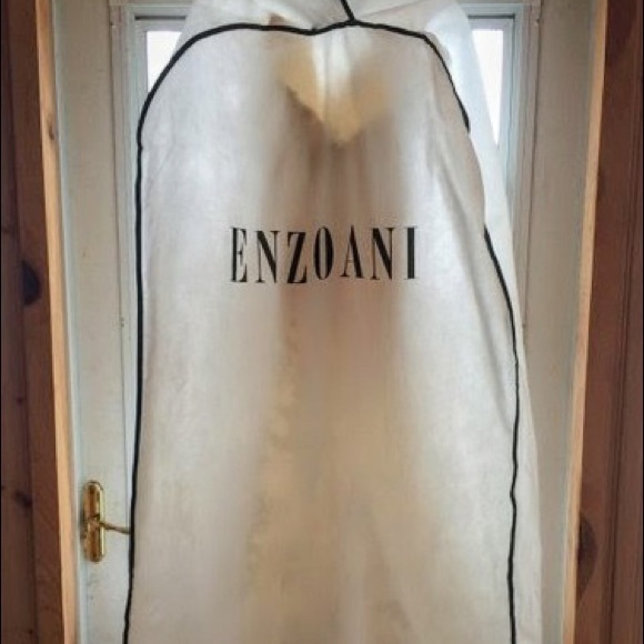 Enzoani Lace Diana  Ivory Wedding Dress, size 8. - Picture 5 of 12